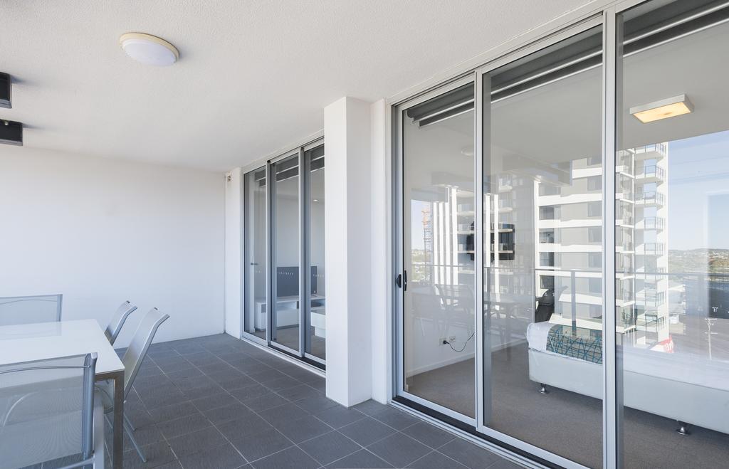 Eastwood Apartments Брисбен Экстерьер фото A set of sliding doors