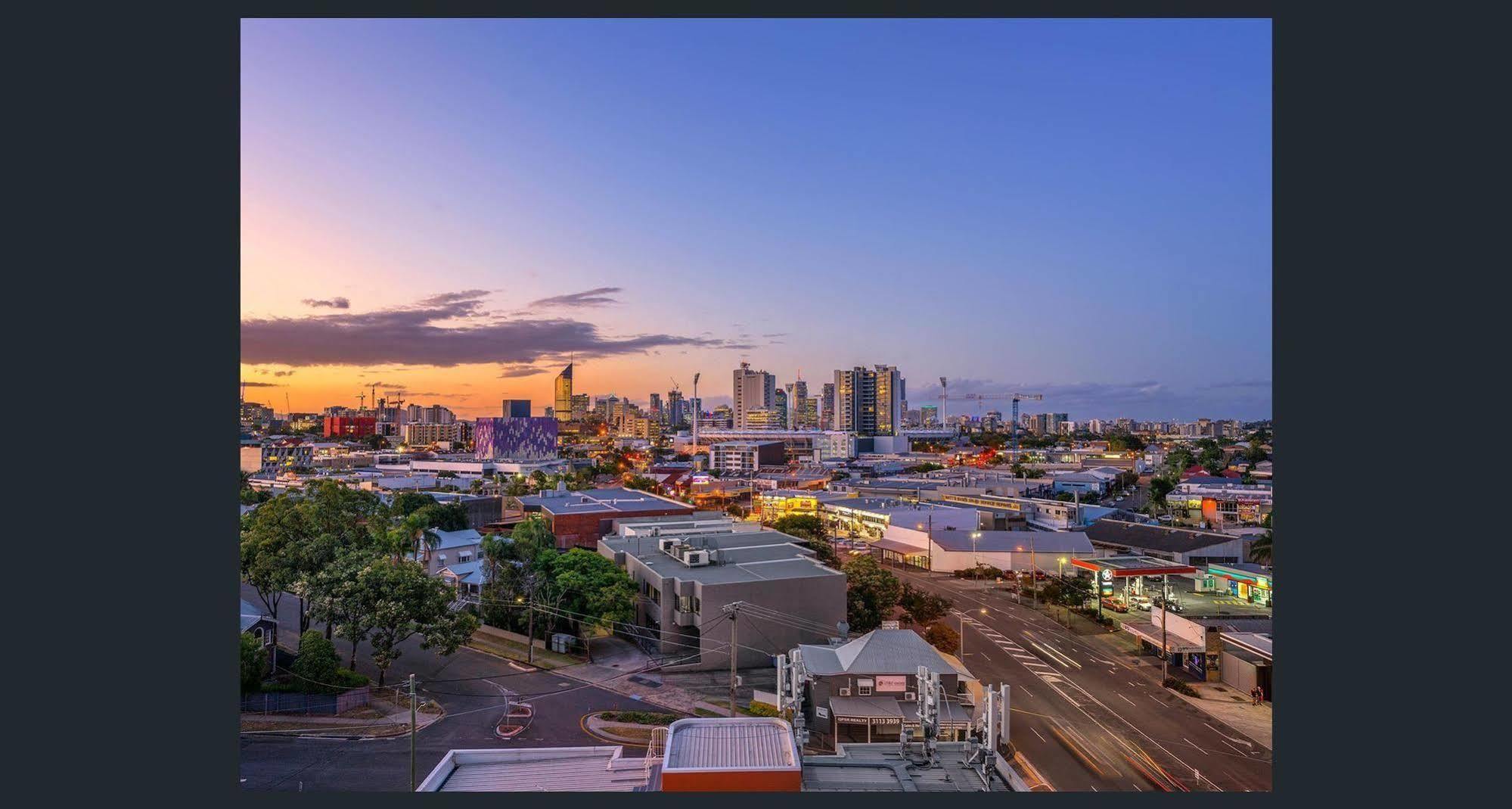 Eastwood Apartments Брисбен Экстерьер фото View of the CBD from the suburb of Annerley