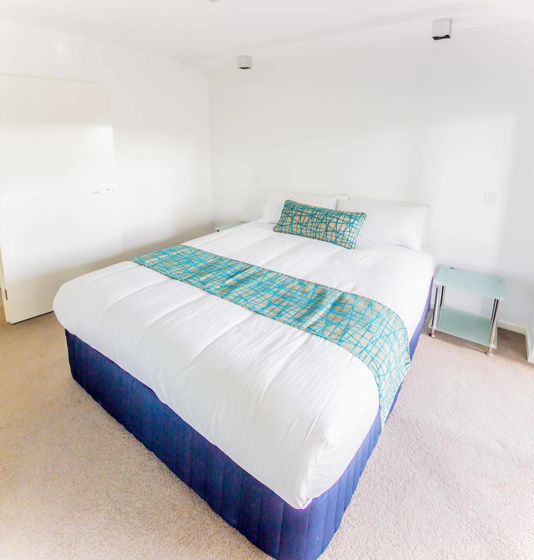 Eastwood Apartments Брисбен Экстерьер фото A bed with a bed runner