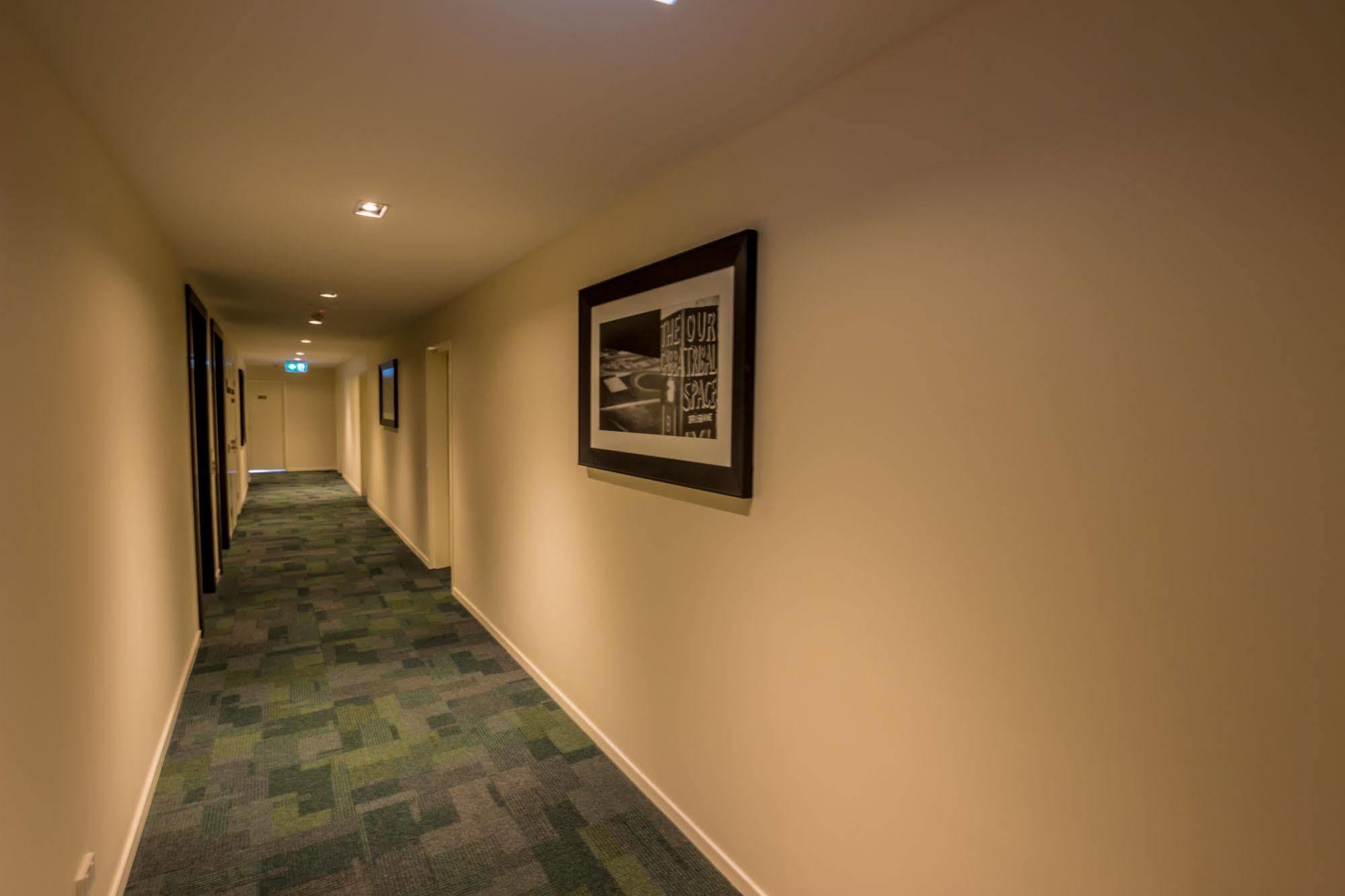 Eastwood Apartments Брисбен Экстерьер фото A typical corridor